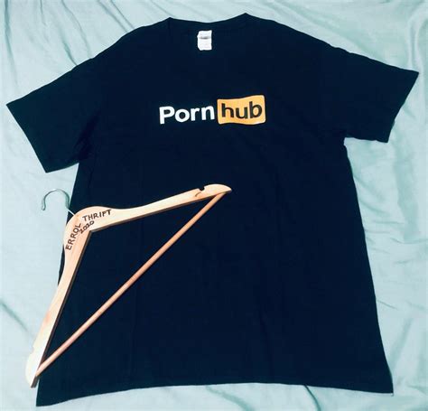 pornhub,con|Mom outraged after man wears Pornhub shirt to zoo .